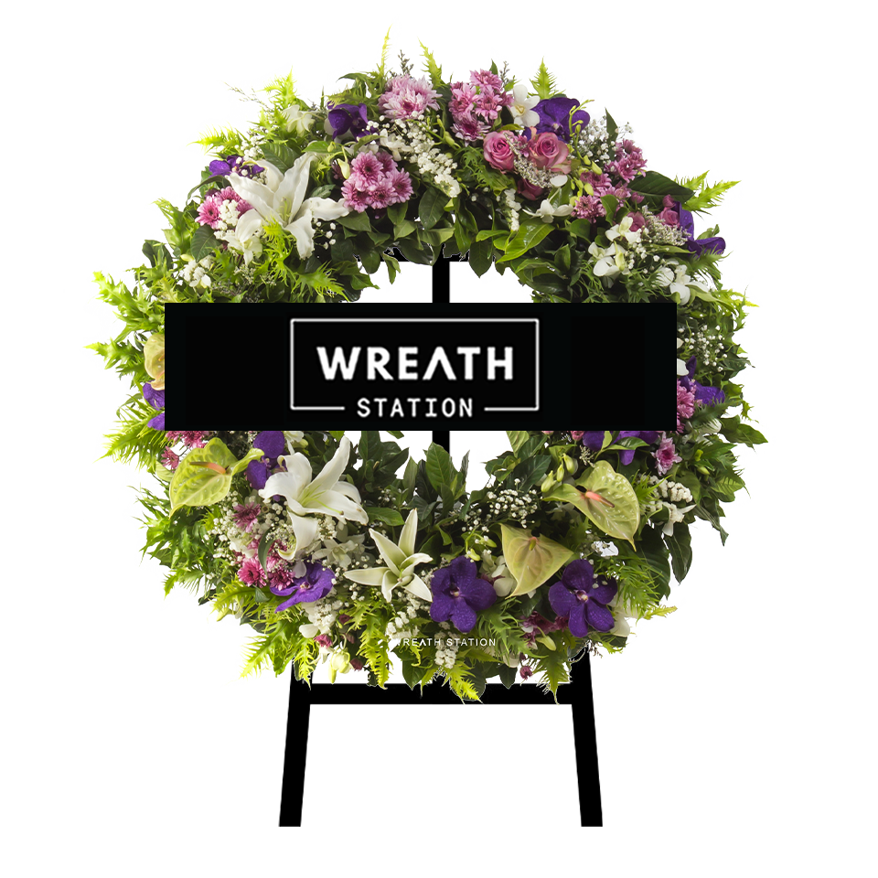 พวงหรีดดอกไม้สดทรงกลม ประดับด้วยดอกไม้ใบไม้หลายชนิด จาก Wreath Station