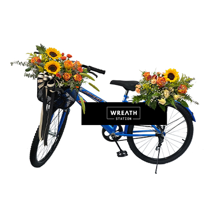 พวงหรีดจักรยาน ตกแต่งด้วยดอกไม้สดโทนสีส้ม มีประโยชน์แถมได้บุญ