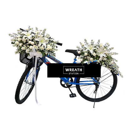 พวงหรีดจักรยานขนาด 24 นิ้ว สวยงามด้วยดอกไม้สดโทนสีขาว คุณภาพดีใช้งานได้จริง